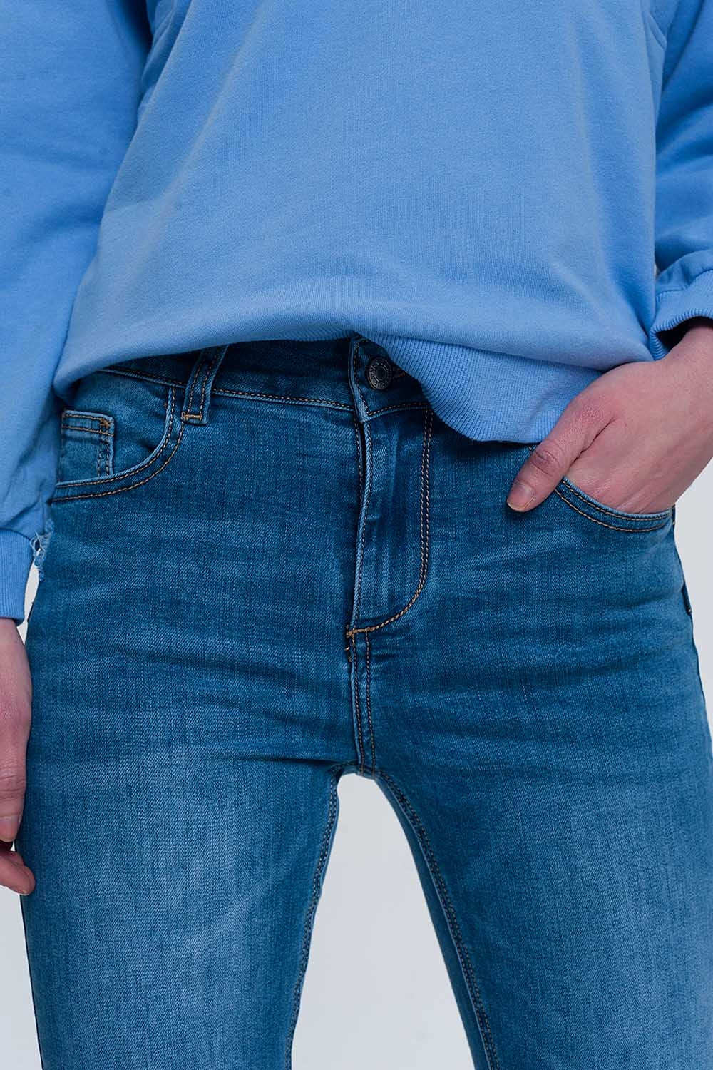 jean skinny en denim léger avec chevilles pliées et détail déchiré