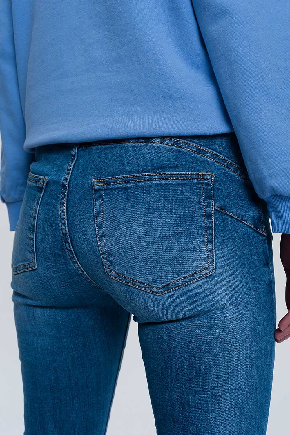 jean skinny en denim léger avec chevilles pliées et détail déchiré