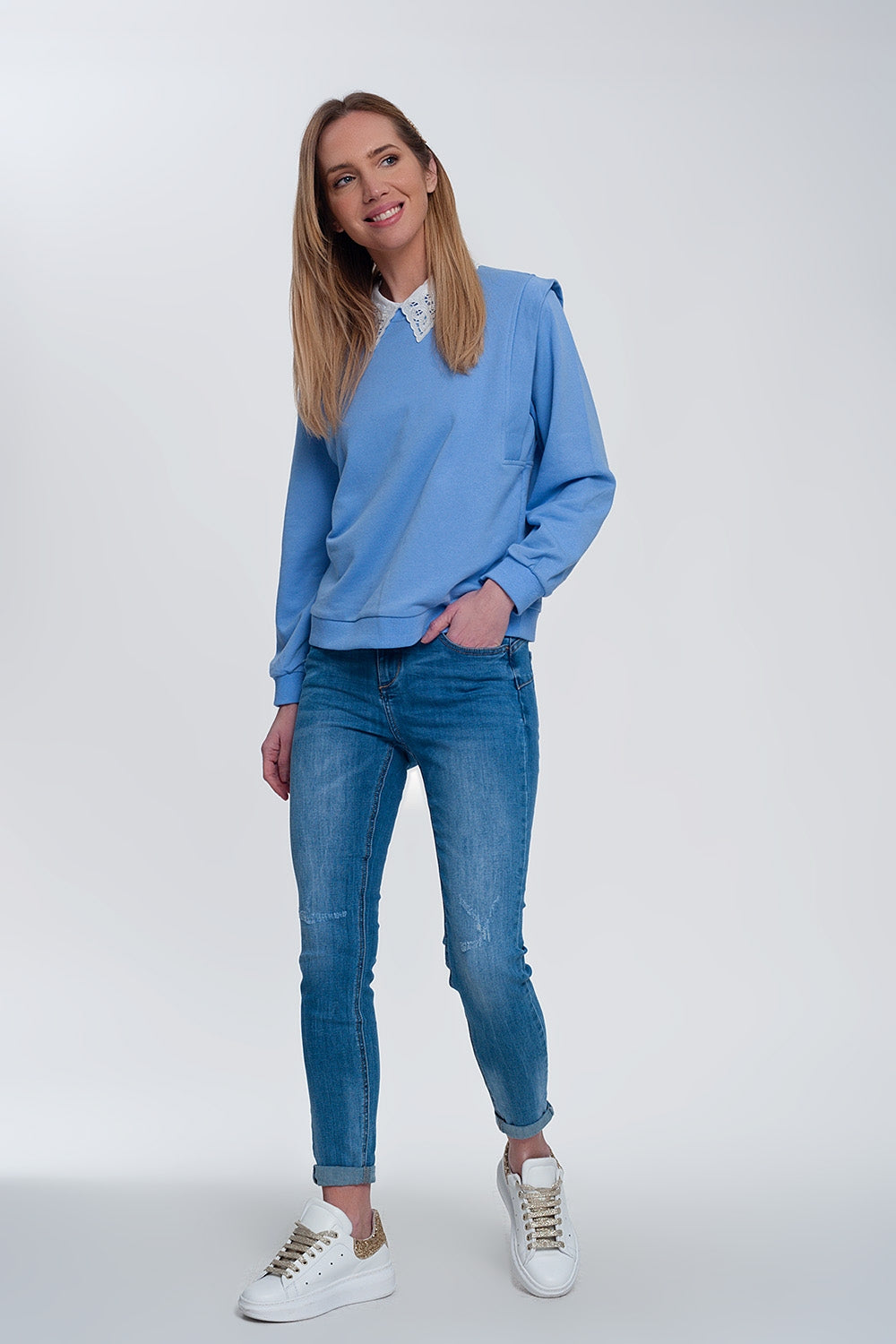 jean skinny en denim léger avec chevilles pliées et détail déchiré