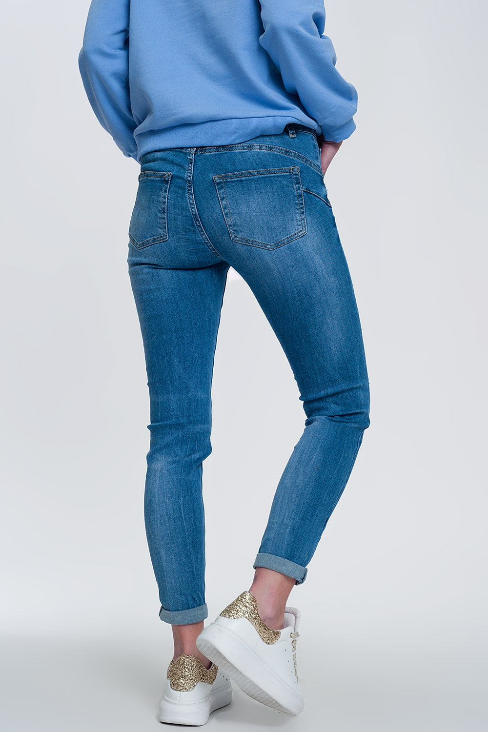 jean skinny en denim léger avec chevilles pliées et détail déchiré
