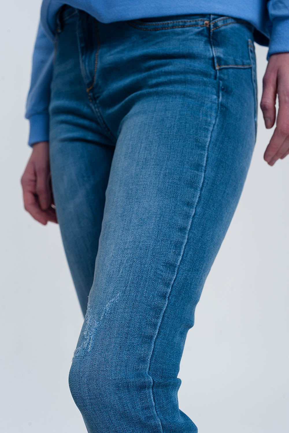 jean skinny en denim léger avec chevilles pliées et détail déchiré