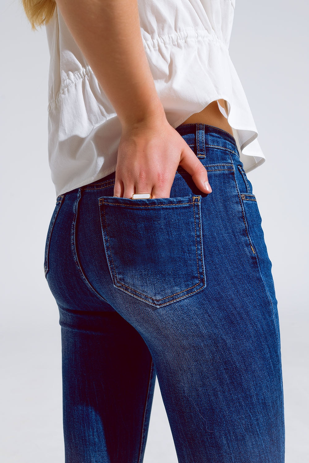 Jean skinny évasé à bord brut délavage moyen