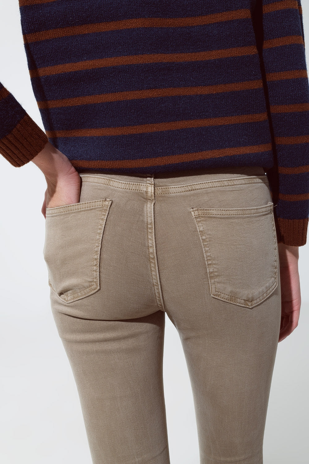 Jean skinny évasé avec double boutonnage en beige