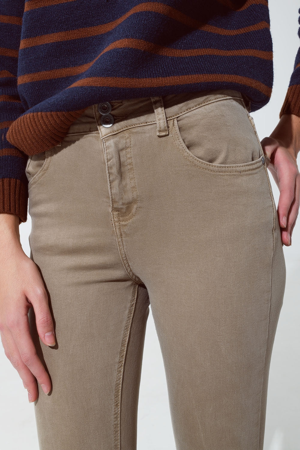 Jean skinny évasé avec double boutonnage en beige