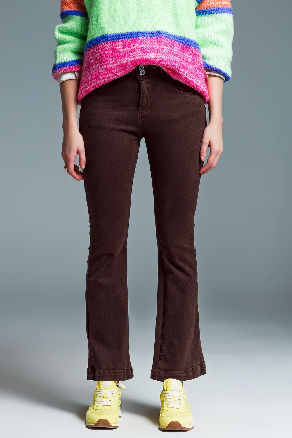 Q2 Jean skinny évasé avec double boutonnage en brun
