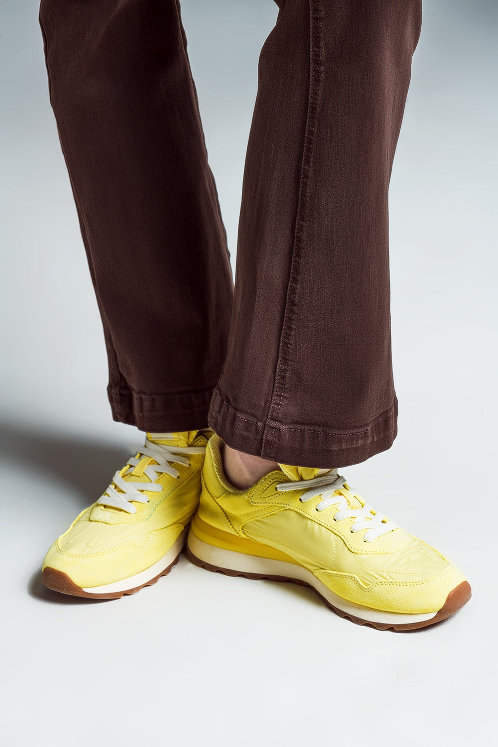 Jean skinny évasé avec double boutonnage en brun