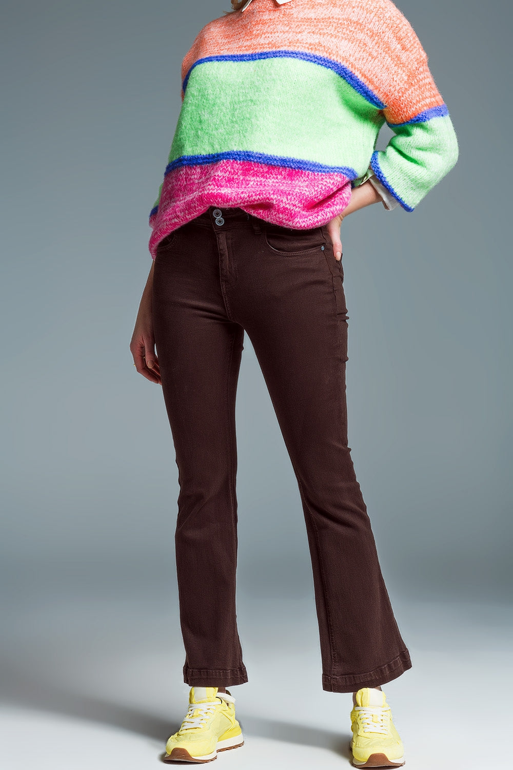 Jean skinny évasé avec double boutonnage en brun