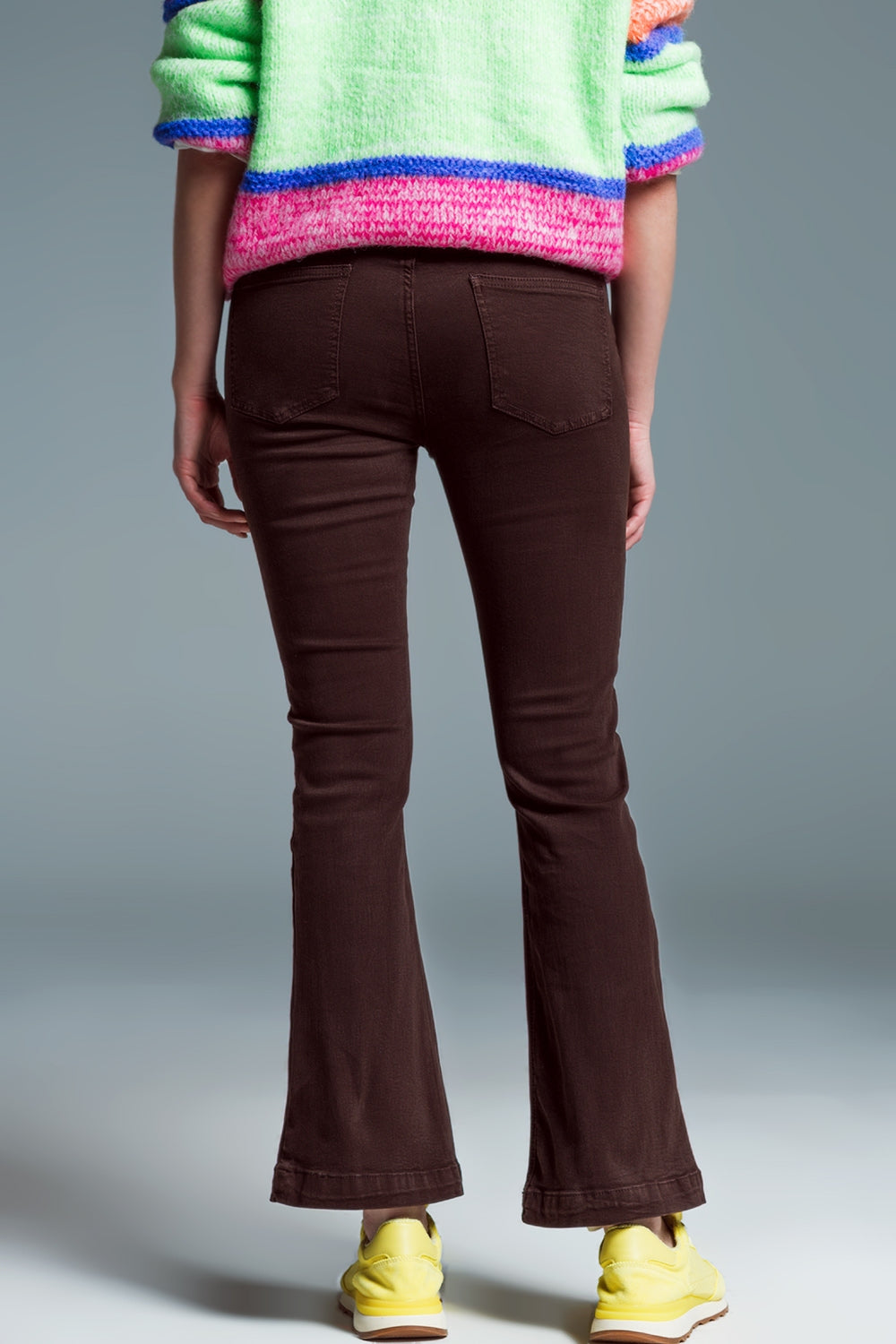Jean skinny évasé avec double boutonnage en brun