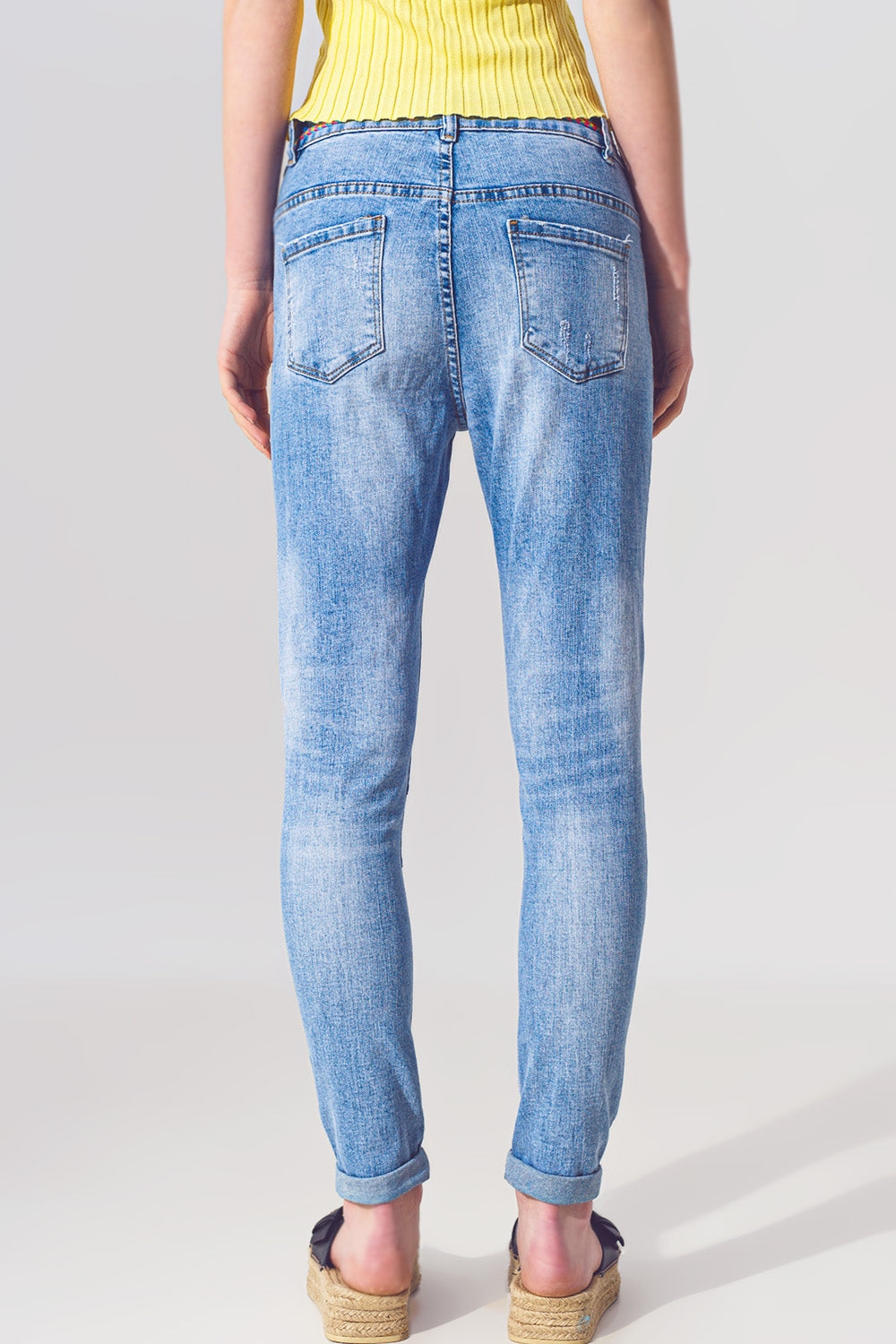 Jean Skinny Extensible avec Empiècements en Délavage Moyen et Détail de Ceinture