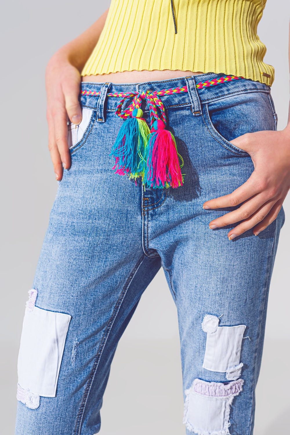 Jean Skinny Extensible avec Empiècements en Délavage Moyen et Détail de Ceinture