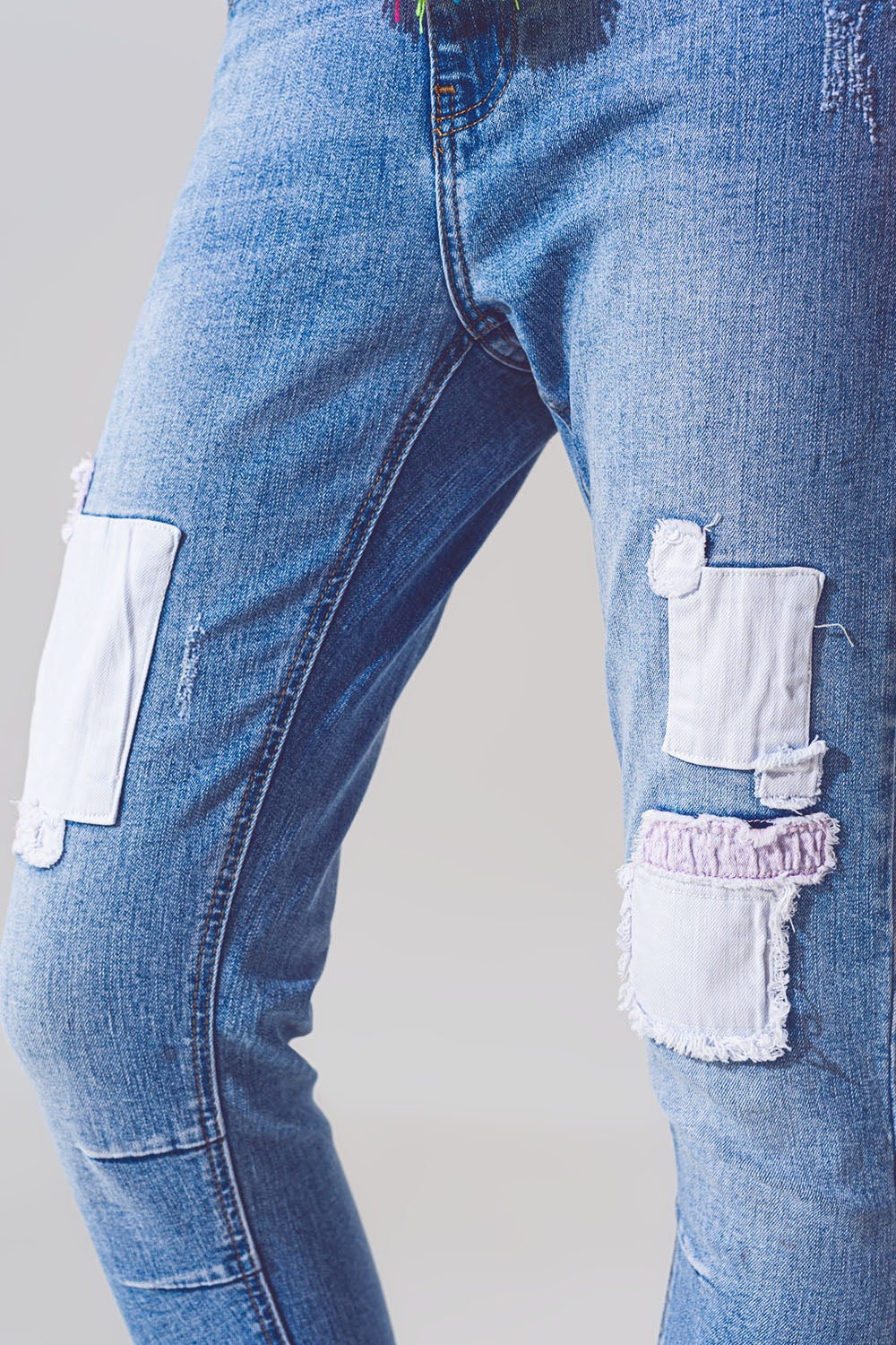 Jean Skinny Extensible avec Empiècements en Délavage Moyen et Détail de Ceinture