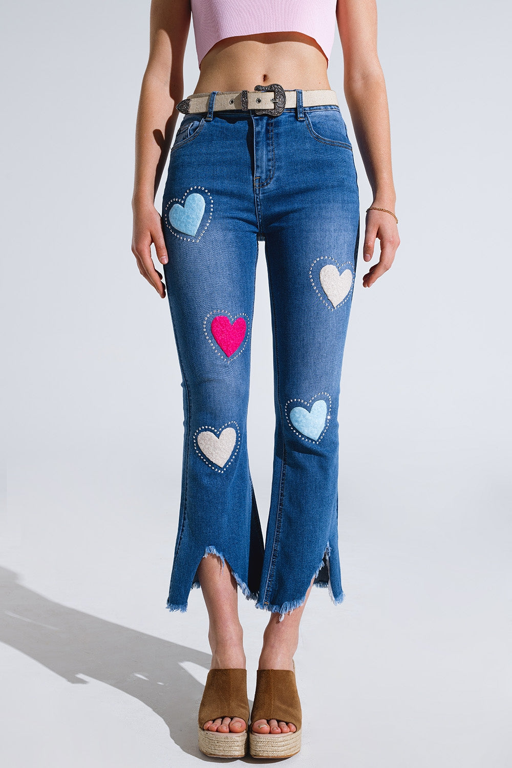Q2 Jean skinny foncé avec cœurs entourés de clous