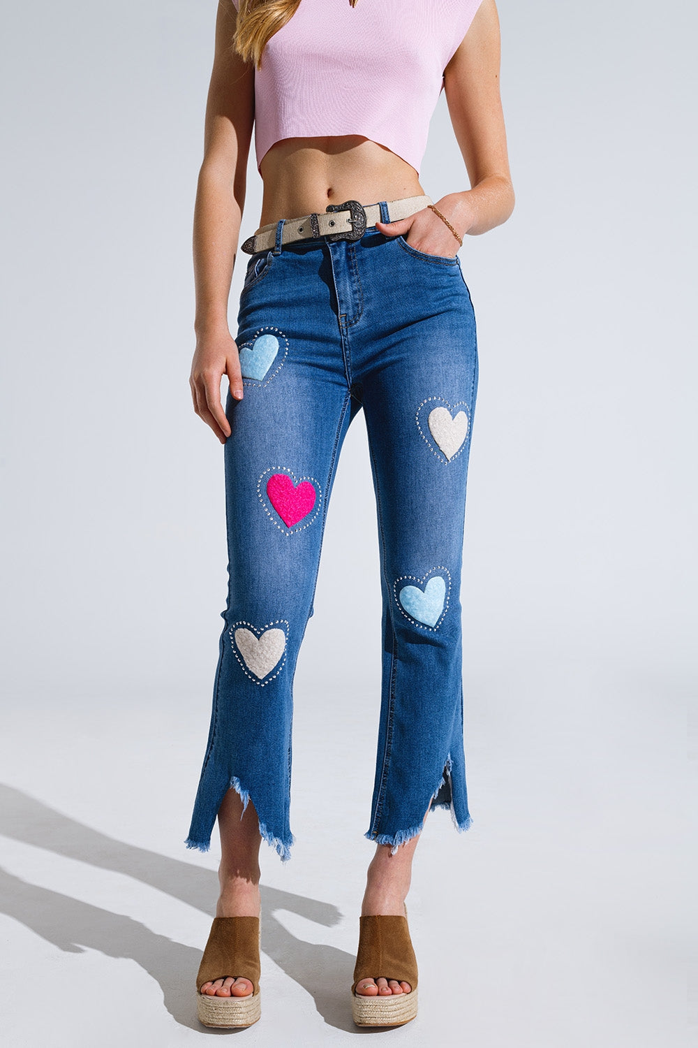 Jean skinny foncé avec cœurs entourés de clous