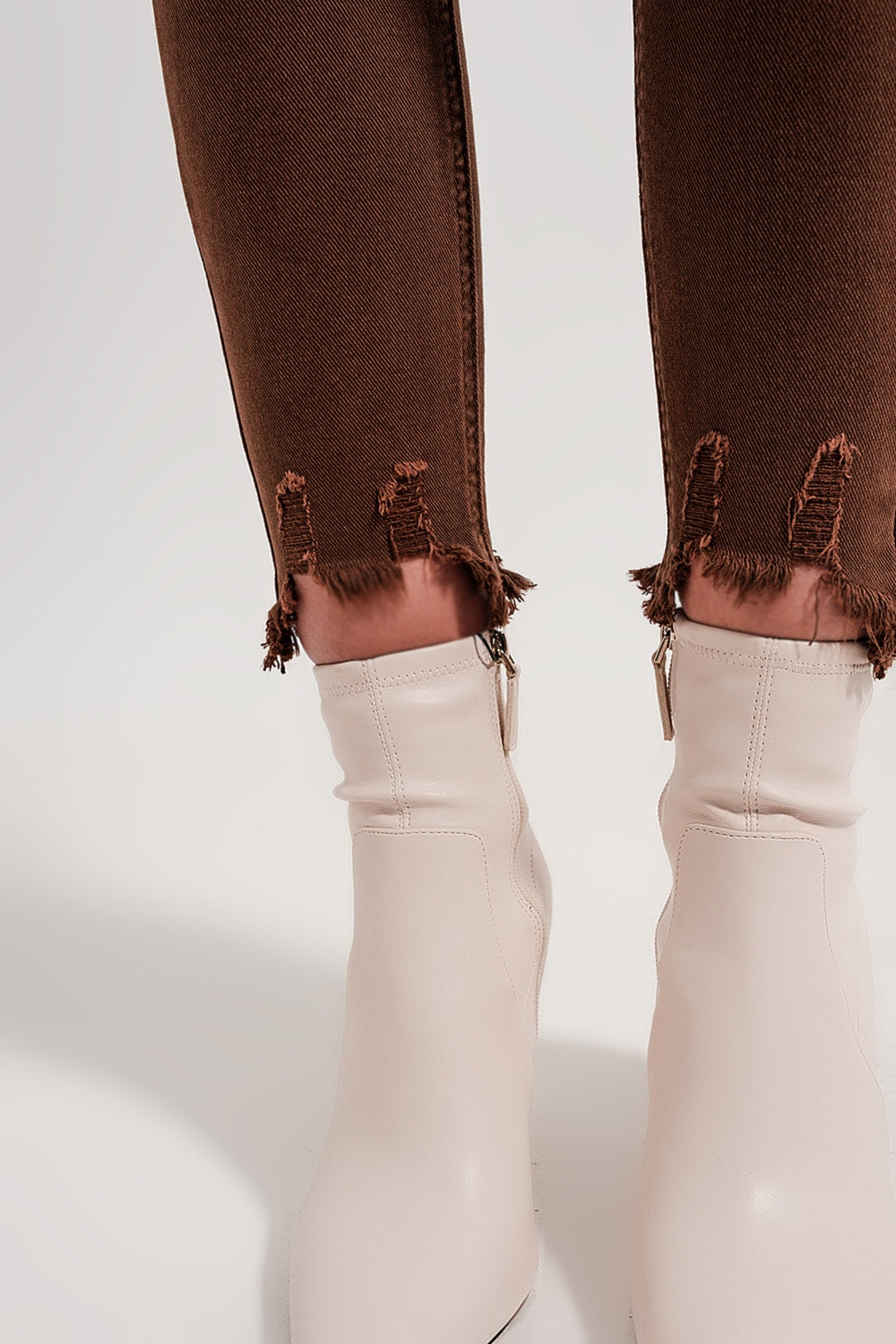 Jean skinny marron avec bords bruts