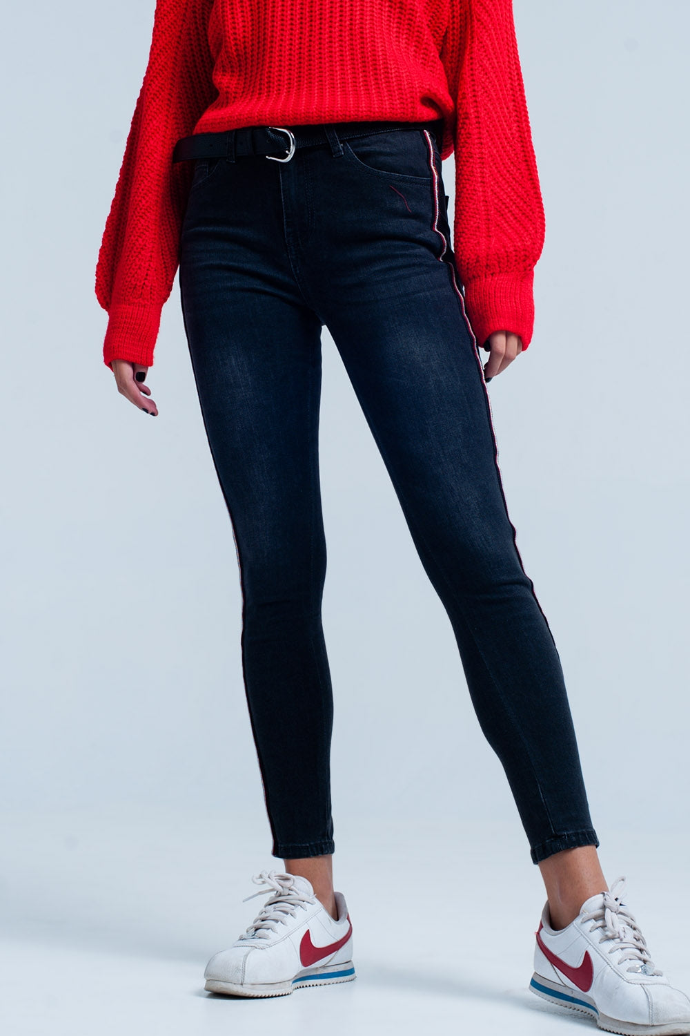 Q2 Jean skinny noir à rayures latérales rouges