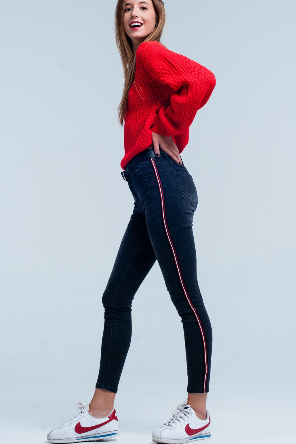 Jean skinny noir à rayures latérales rouges