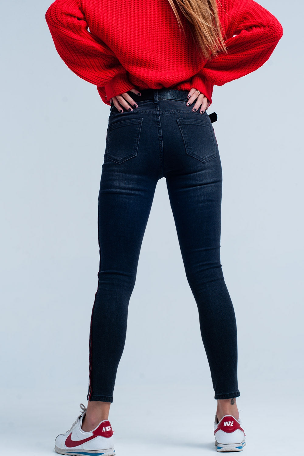 Jean skinny noir à rayures latérales rouges