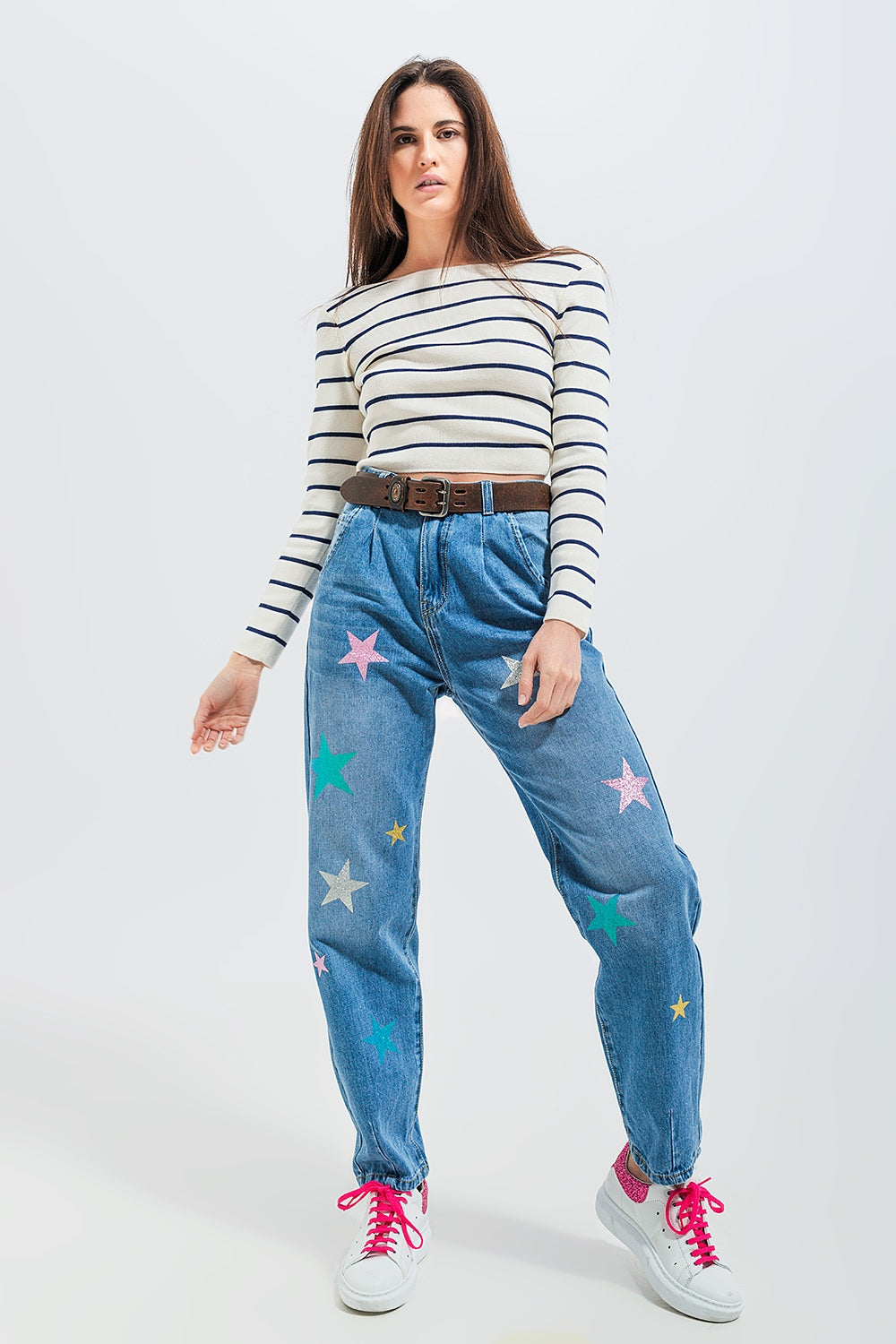 Jean slouch taille haute avec plis sur le devant et imprimé étoiles