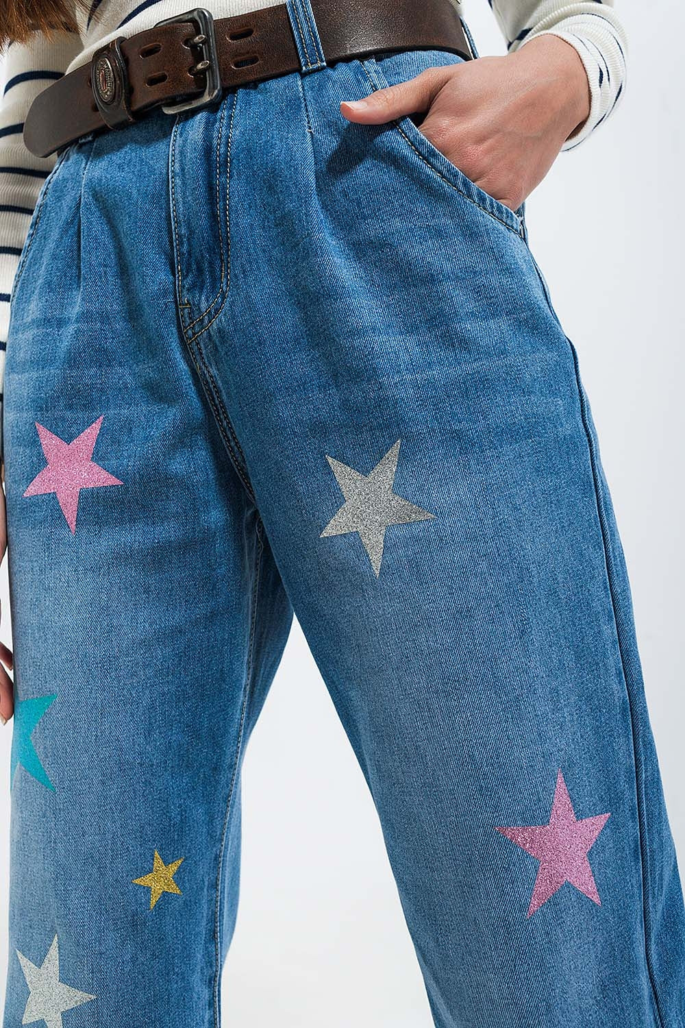 Jean slouch taille haute avec plis sur le devant et imprimé étoiles