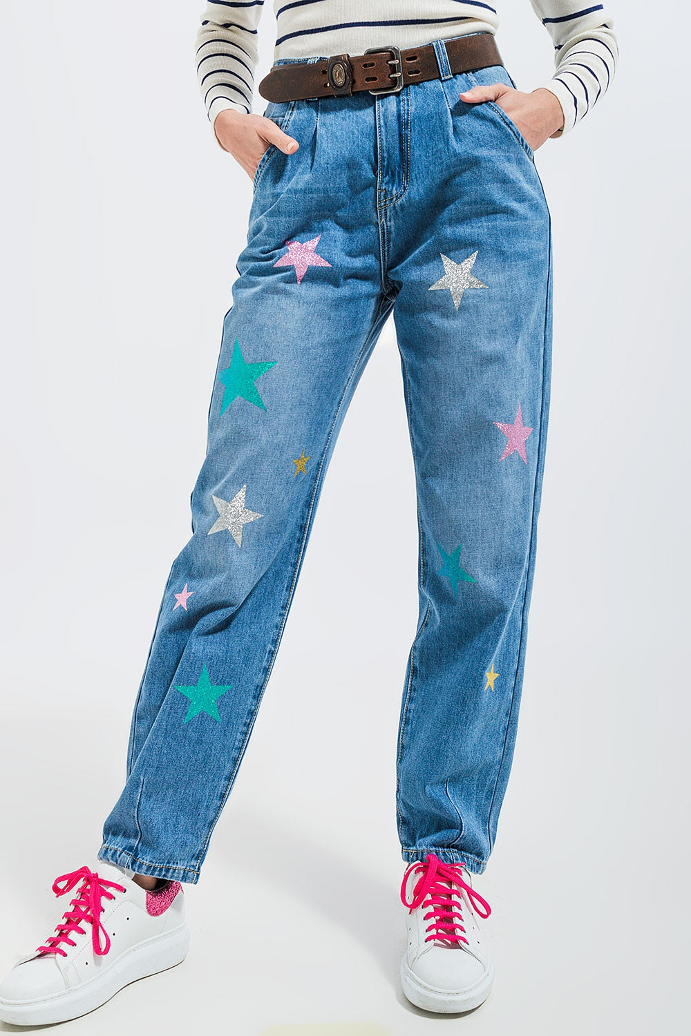 Jean slouch taille haute avec plis sur le devant et imprimé étoiles