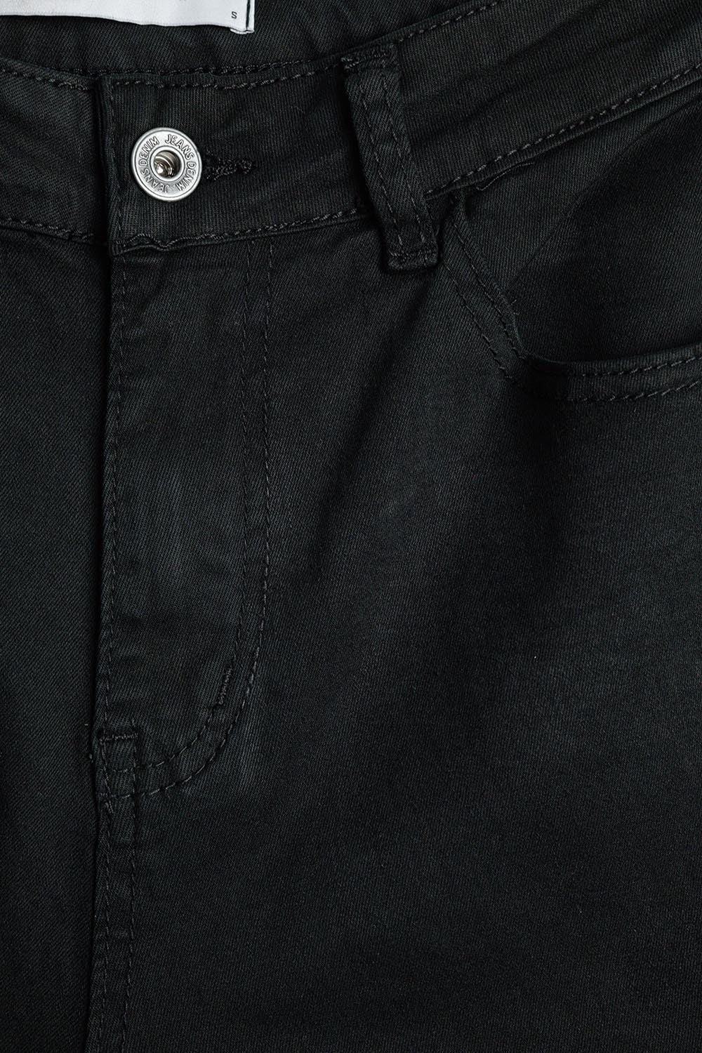 Jean stretch confortable avec jambe droite en noir