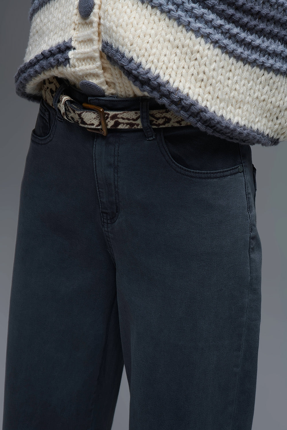 Jean stretch confortable avec jambe en tonneau en gris