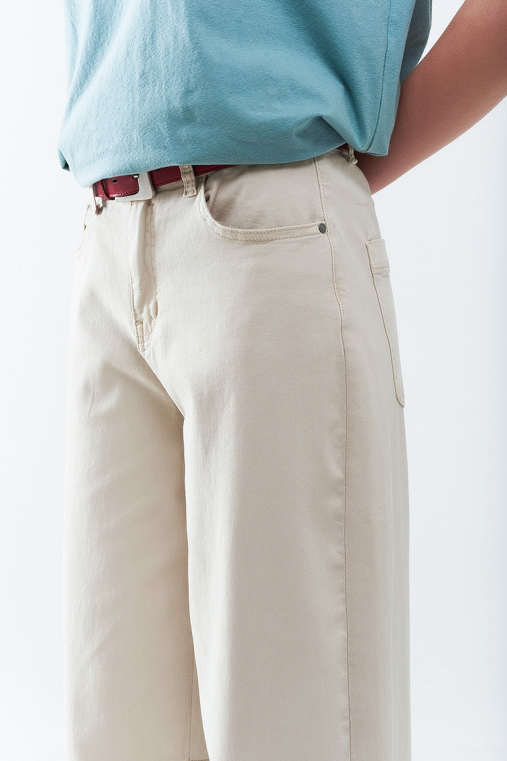 jean stretch confortable avec jambe tonneau en beige