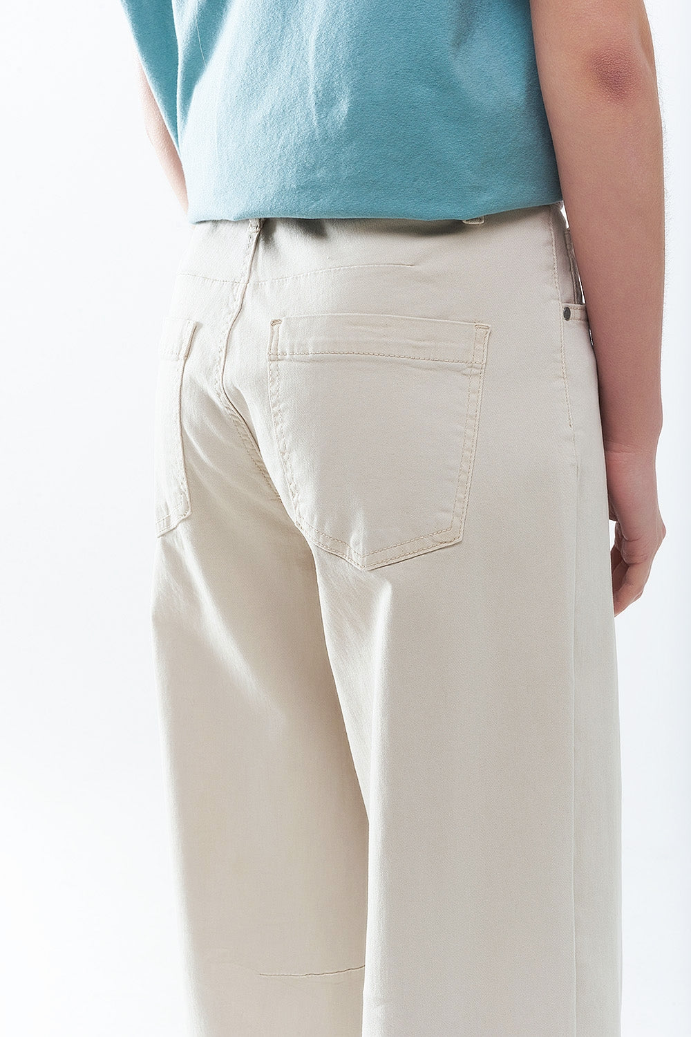 jean stretch confortable avec jambe tonneau en beige