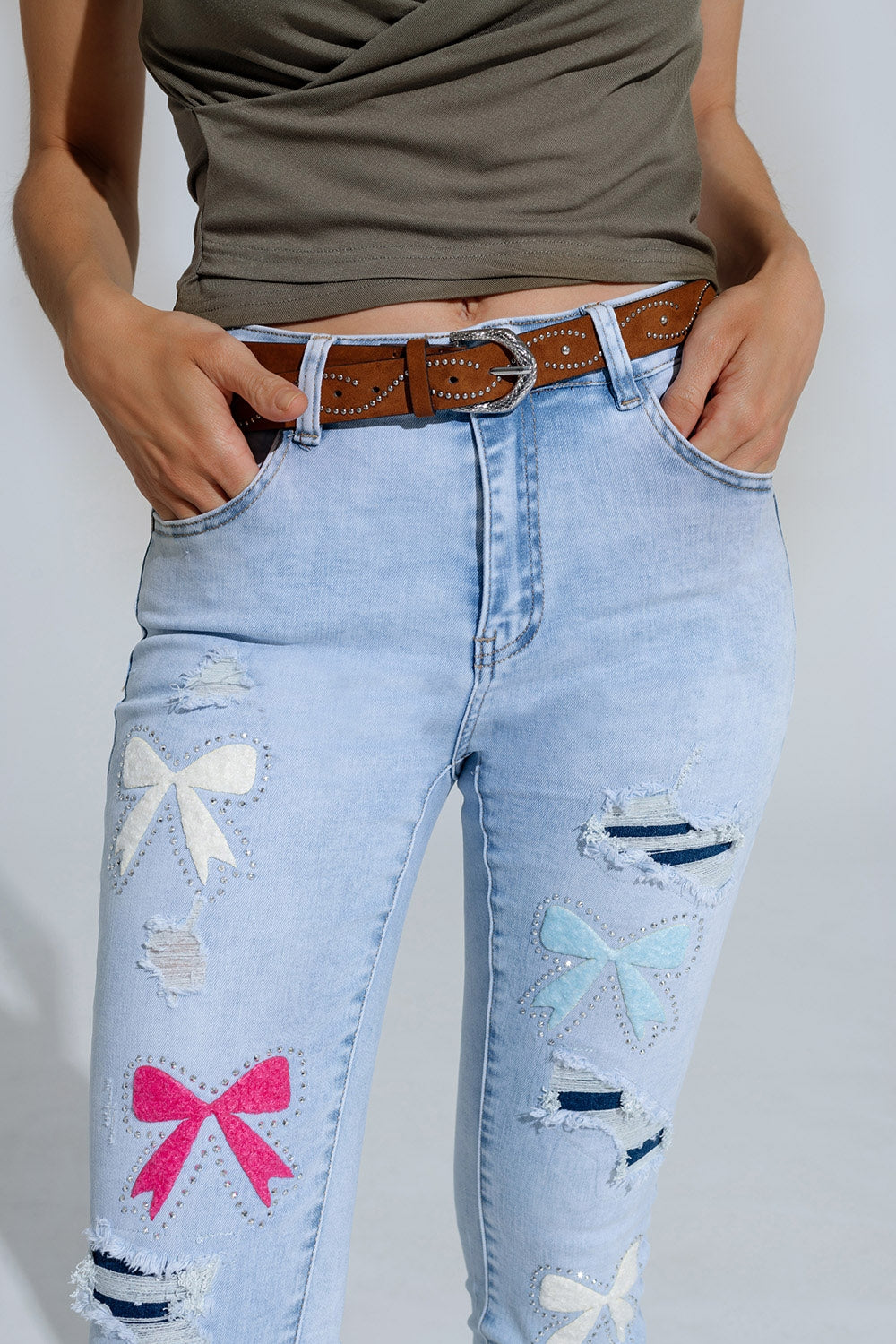 Jean super skinny bleu clair avec nœud papillon et trous déchirés