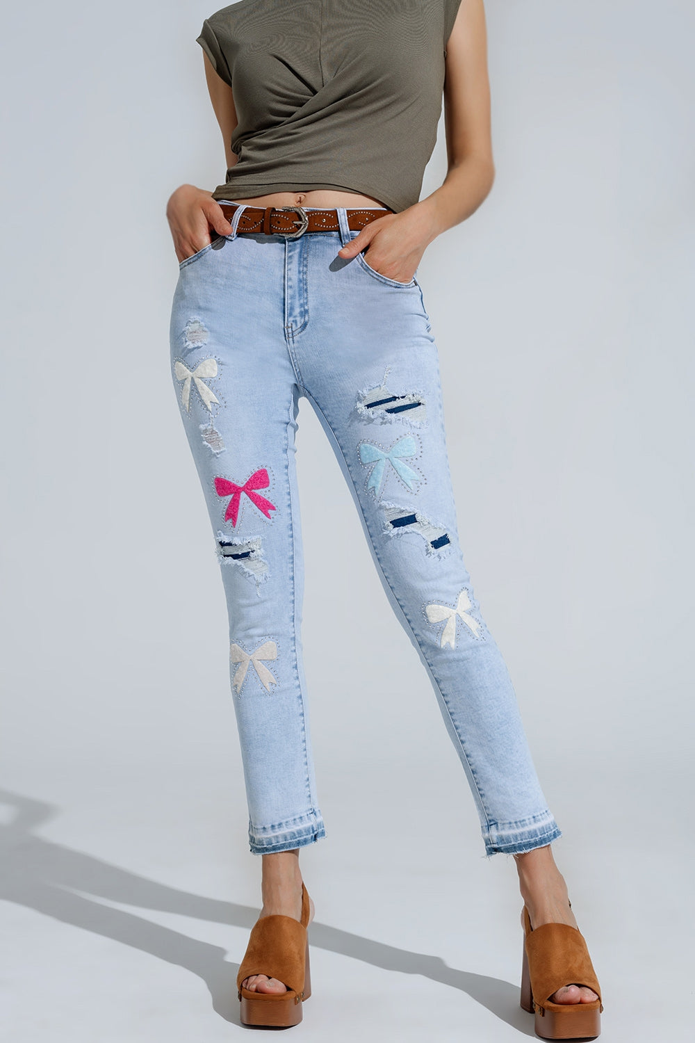 Jean super skinny bleu clair avec nœud papillon et trous déchirés