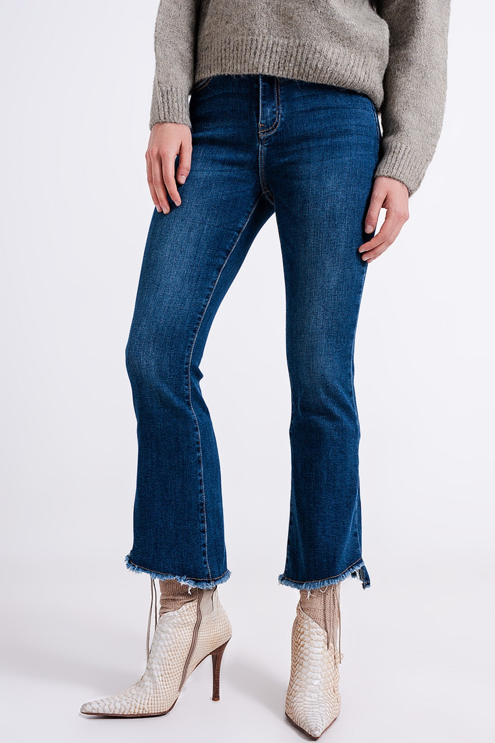 Q2 Jean taille haute avec ourlet asymétrique