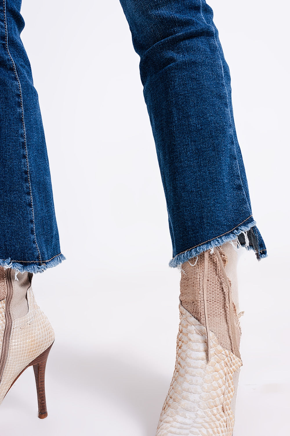 Jean taille haute avec ourlet asymétrique