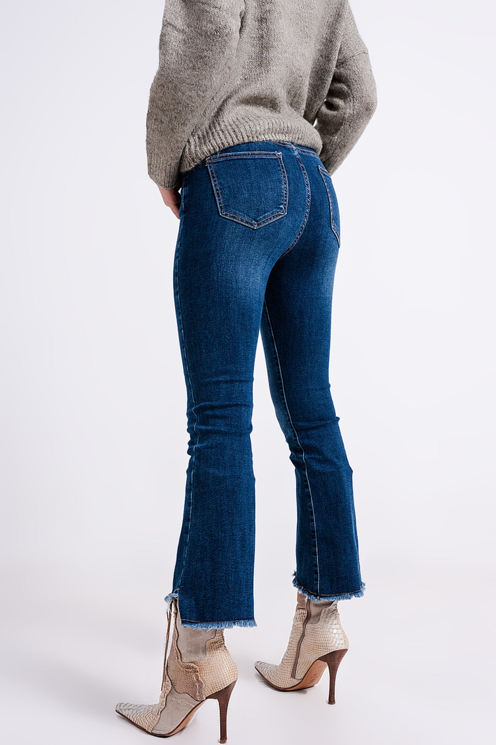 Jean taille haute avec ourlet asymétrique
