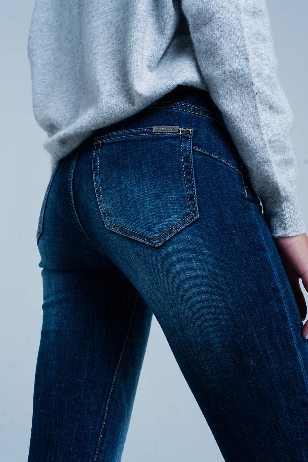 Jean taille haute délavé foncé avec détails en strass