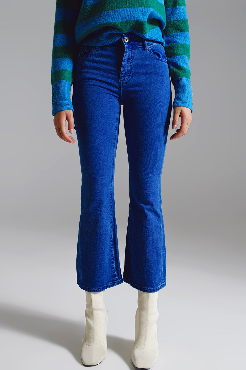 Q2 Jean taille haute évasé en bleu