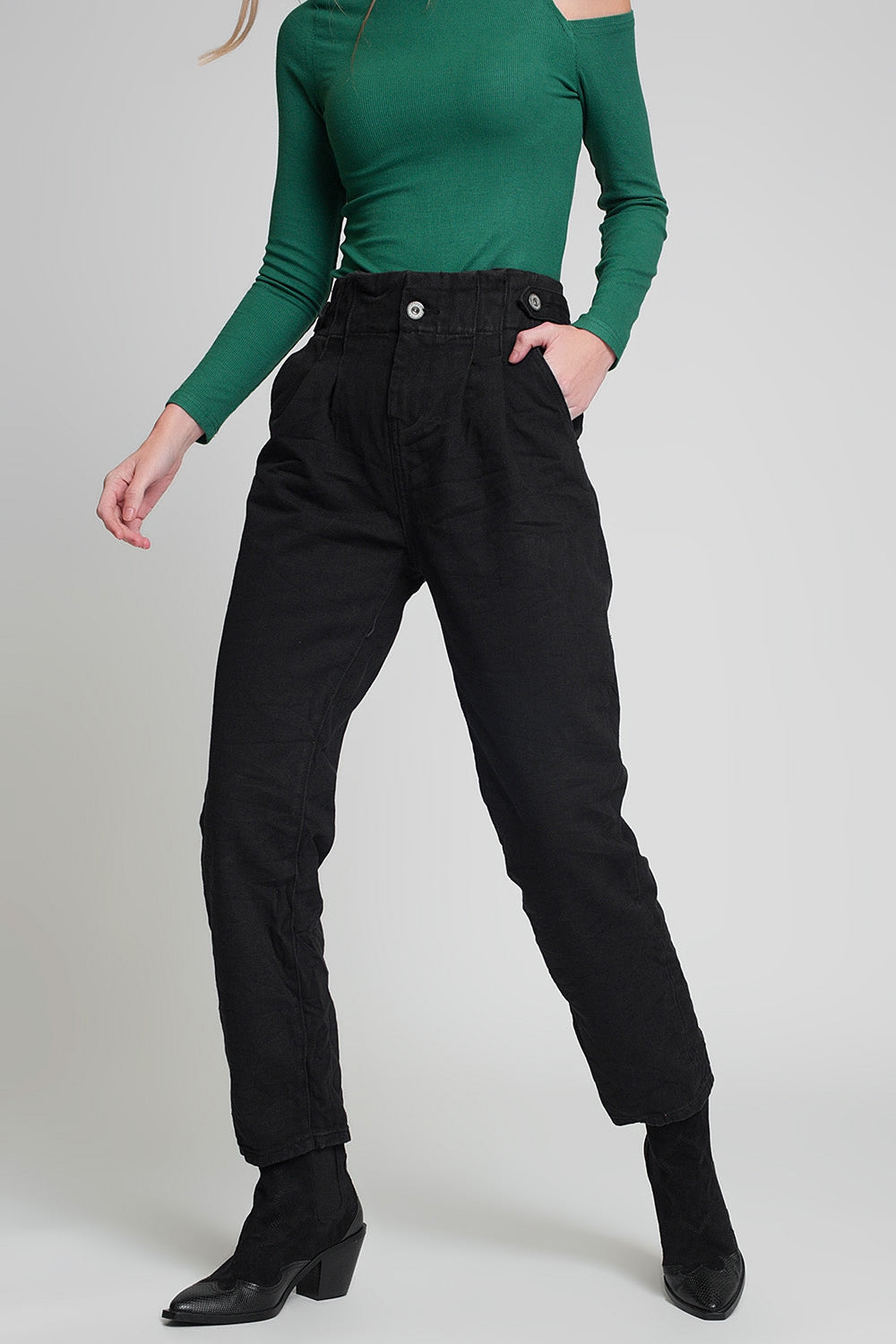 Q2 Jean taille paperbag avec détails boutonnés en noir