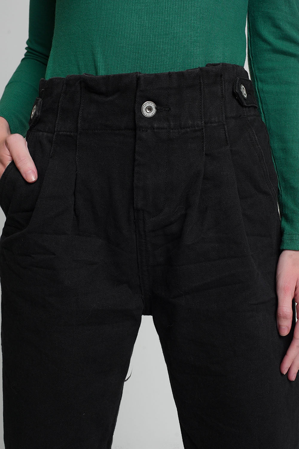 Jean taille paperbag avec détails boutonnés en noir