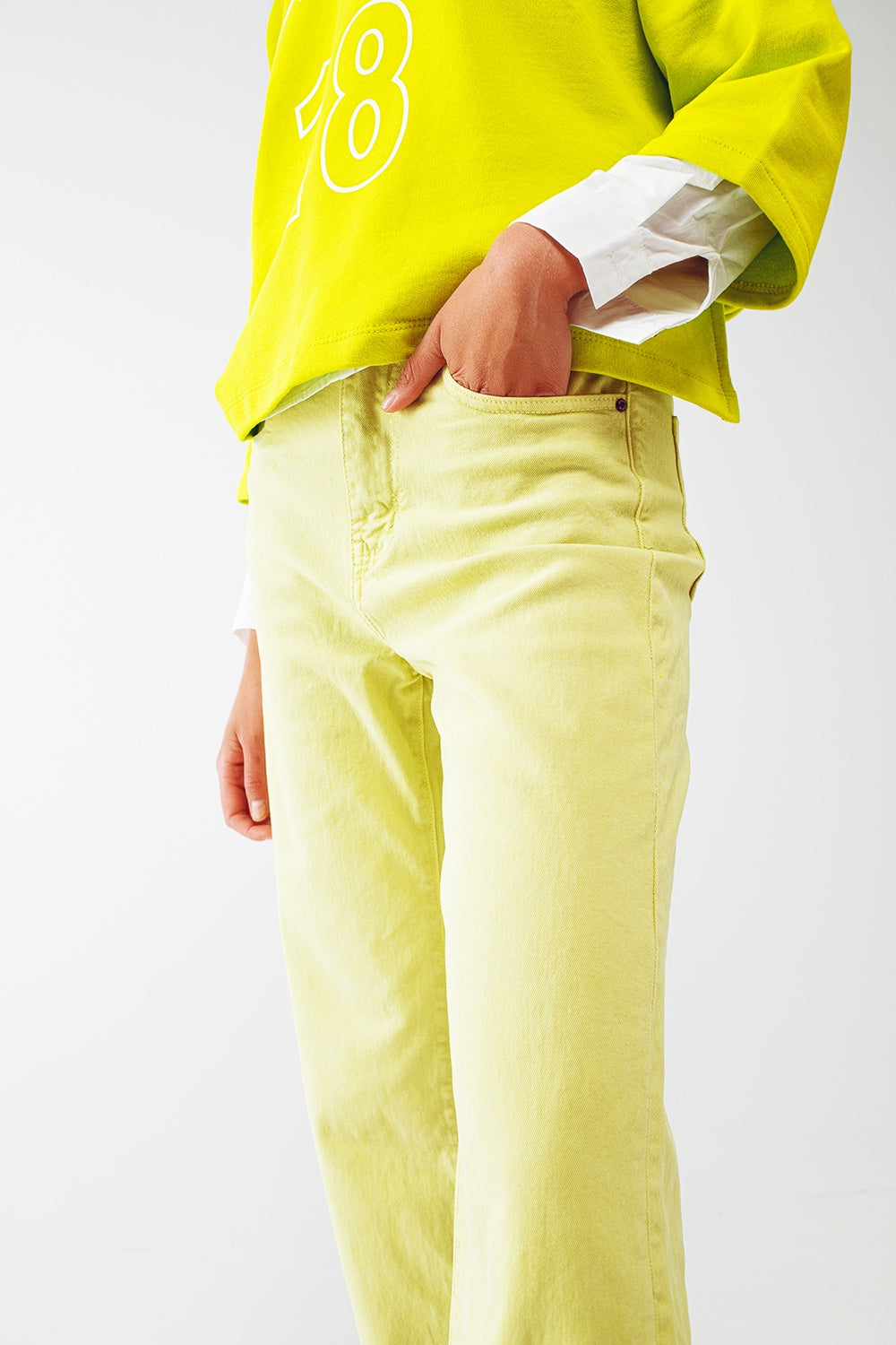 Jeans à jambe droite avec ourlet coupé en vert citron