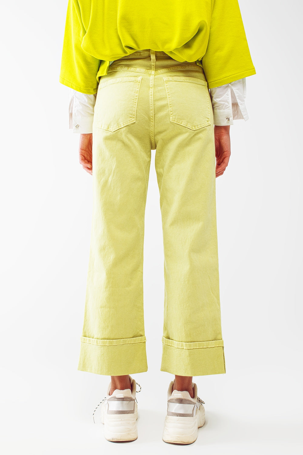 Jeans à jambe droite avec ourlet coupé en vert citron