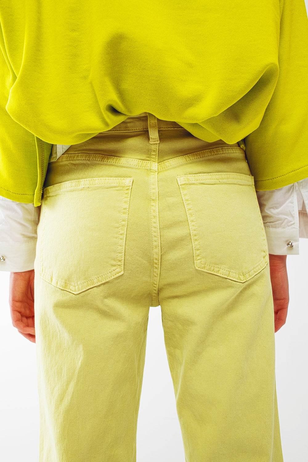 Jeans à jambe droite avec ourlet coupé en vert citron