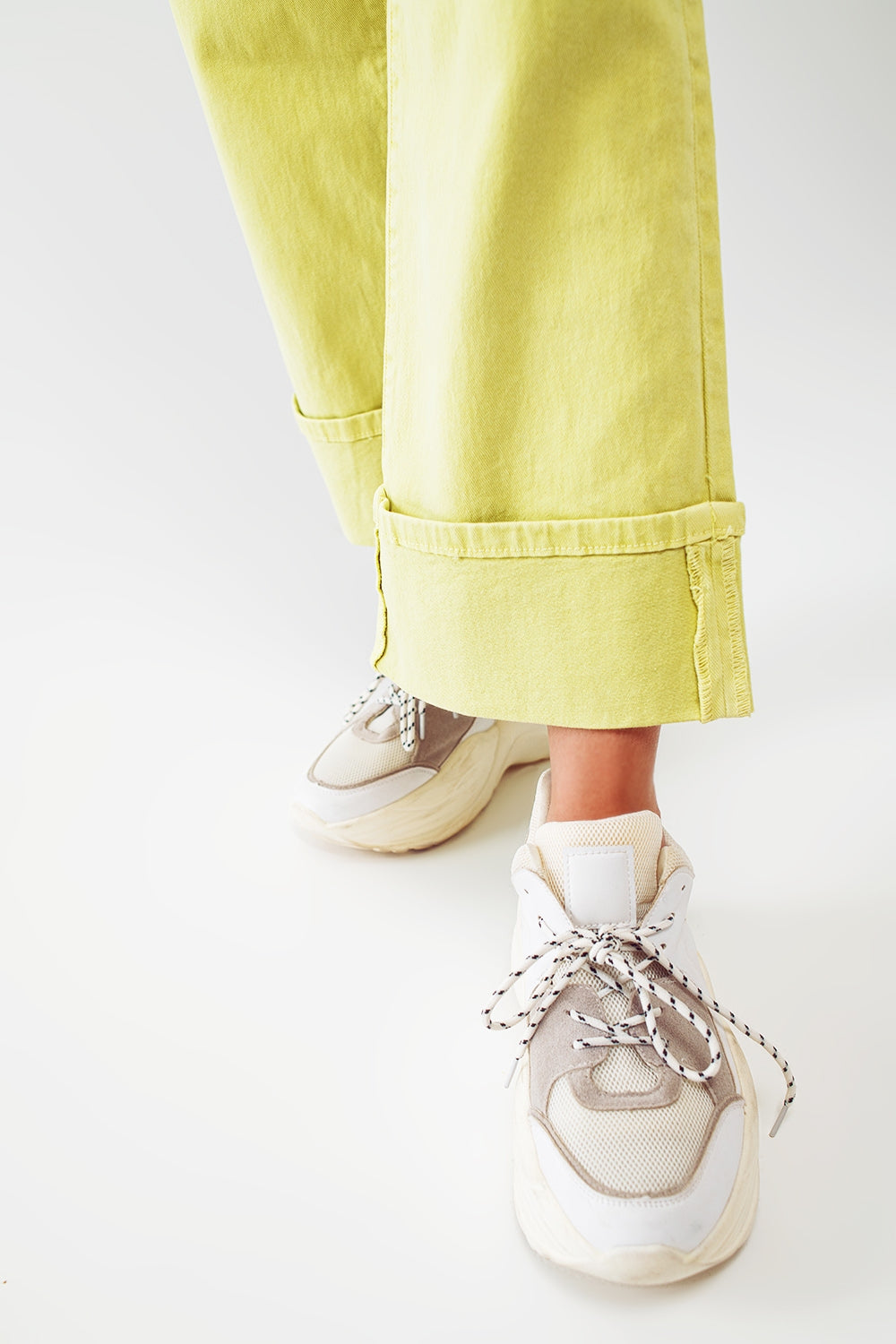 Jeans à jambe droite avec ourlet coupé en vert citron