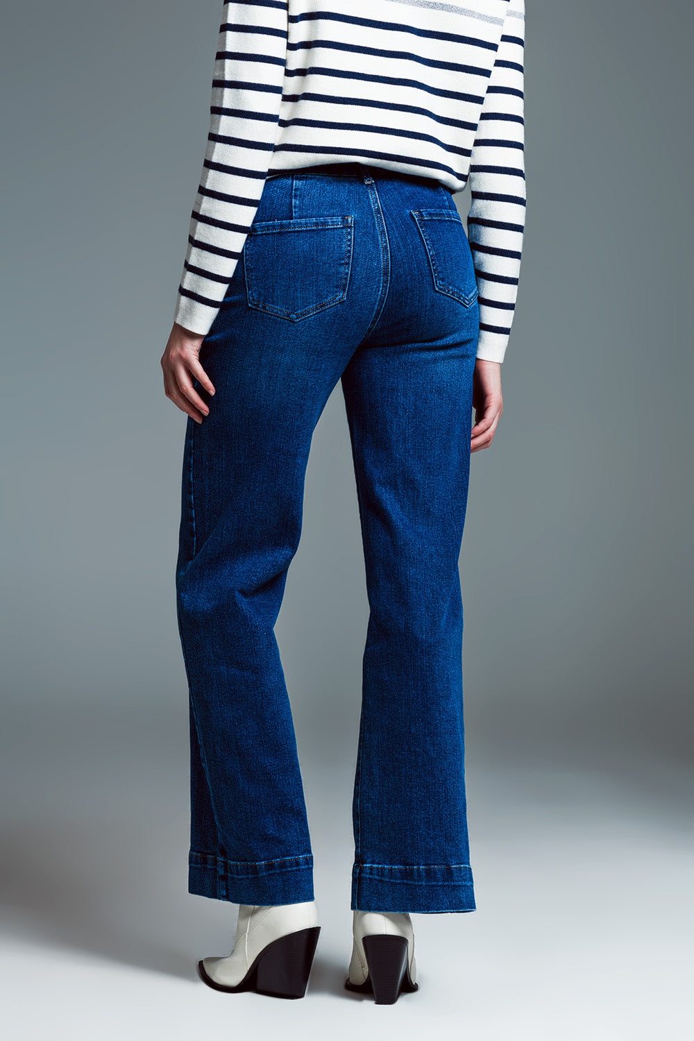 Jeans à jambe droite avec poches avant de style marin en délavage moyen