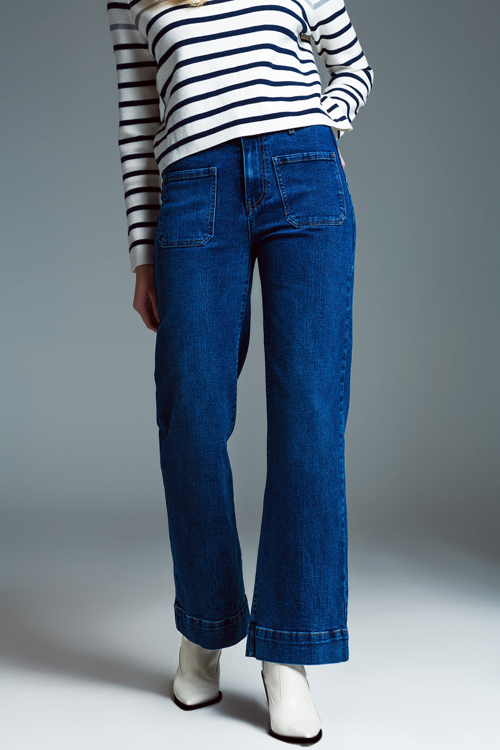 Jeans à jambe droite avec poches avant de style marin en délavage moyen