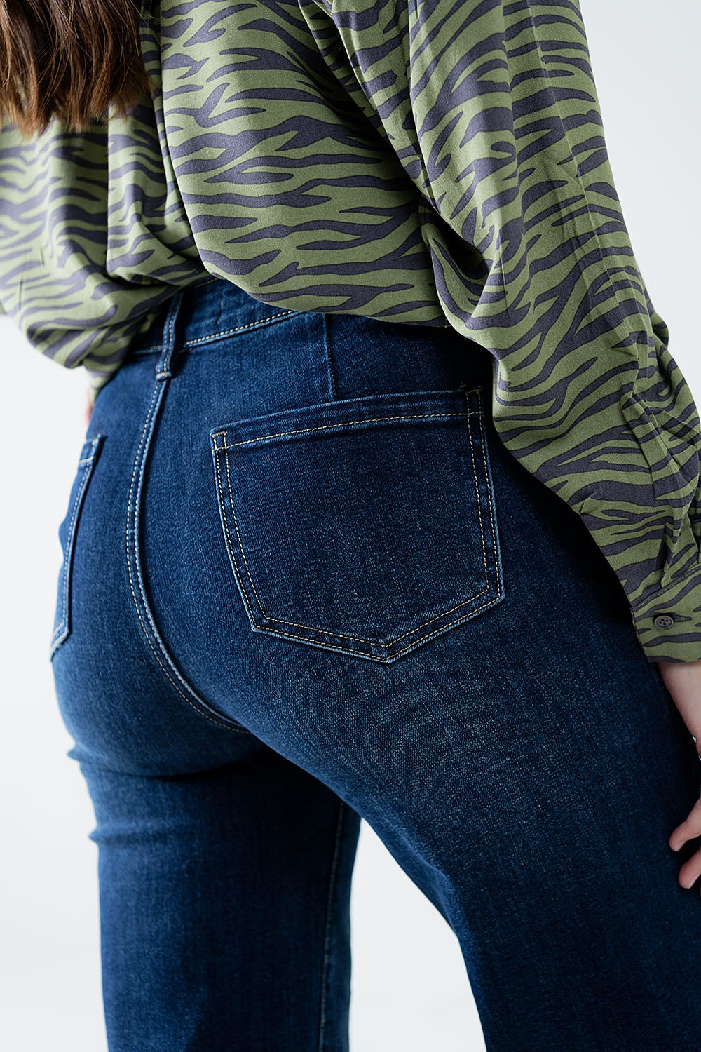 Jeans à jambe droite avec poches avant et bouton