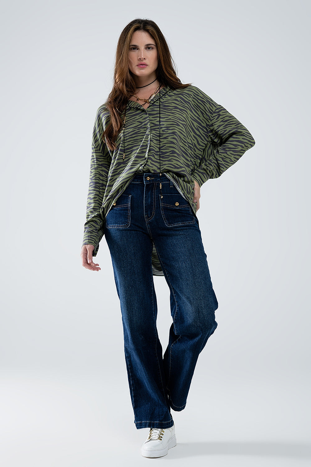 Jeans à jambe droite avec poches avant et bouton