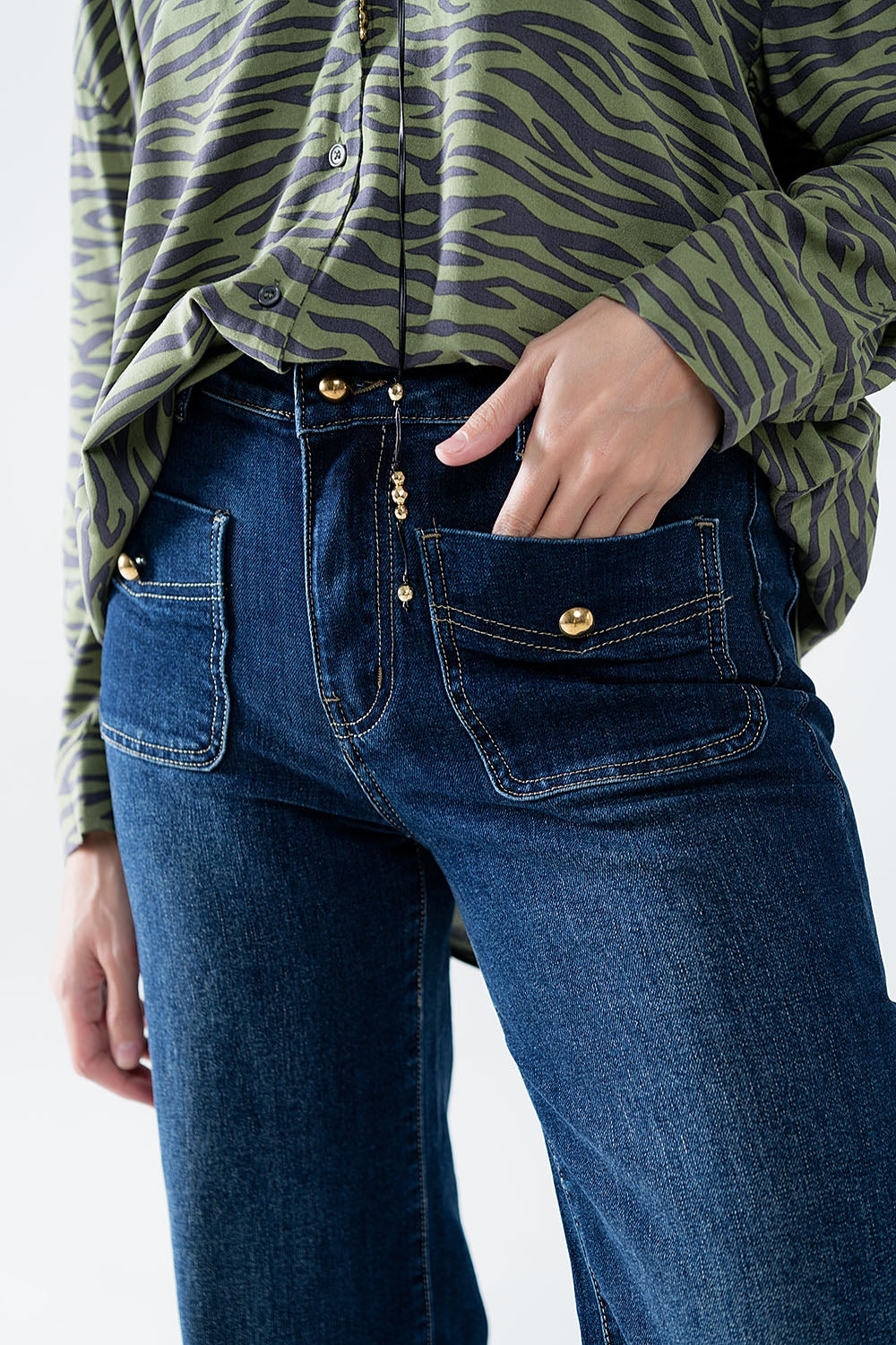 Jeans à jambe droite avec poches avant et bouton