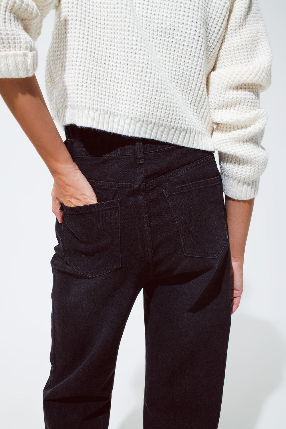 Jeans à jambe droite avec surpiqûres à la taille en noir