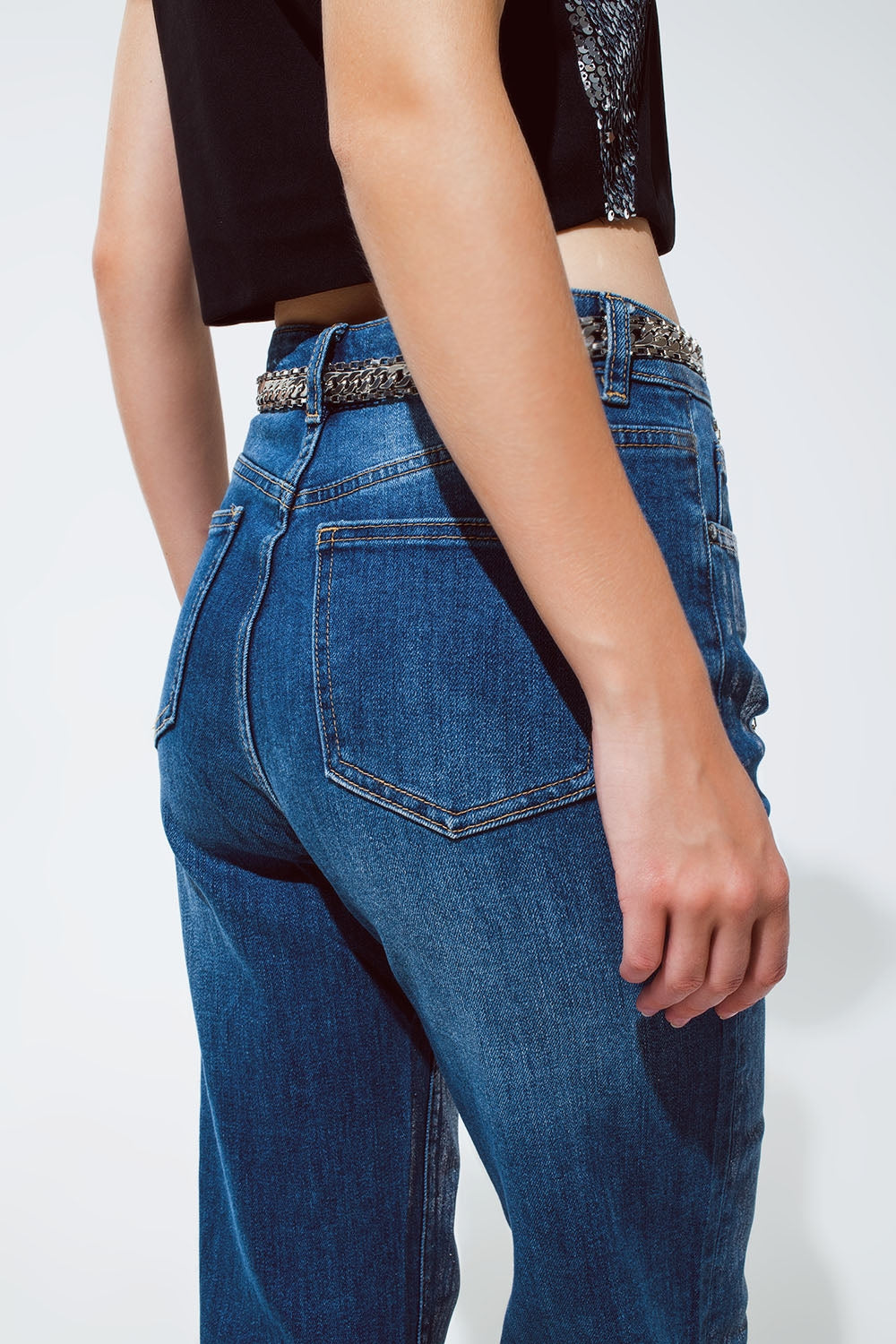 Jeans à jambe droite avec une finition métallique argentée