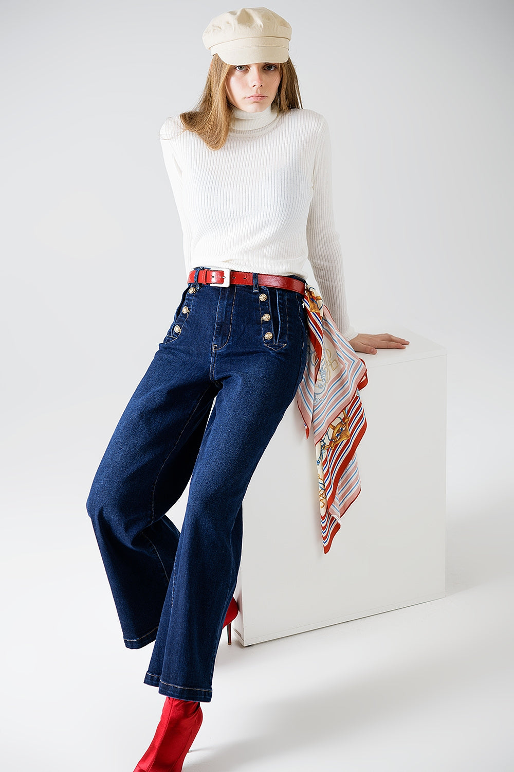 Jeans à jambe large de style marin avec boutons dorés