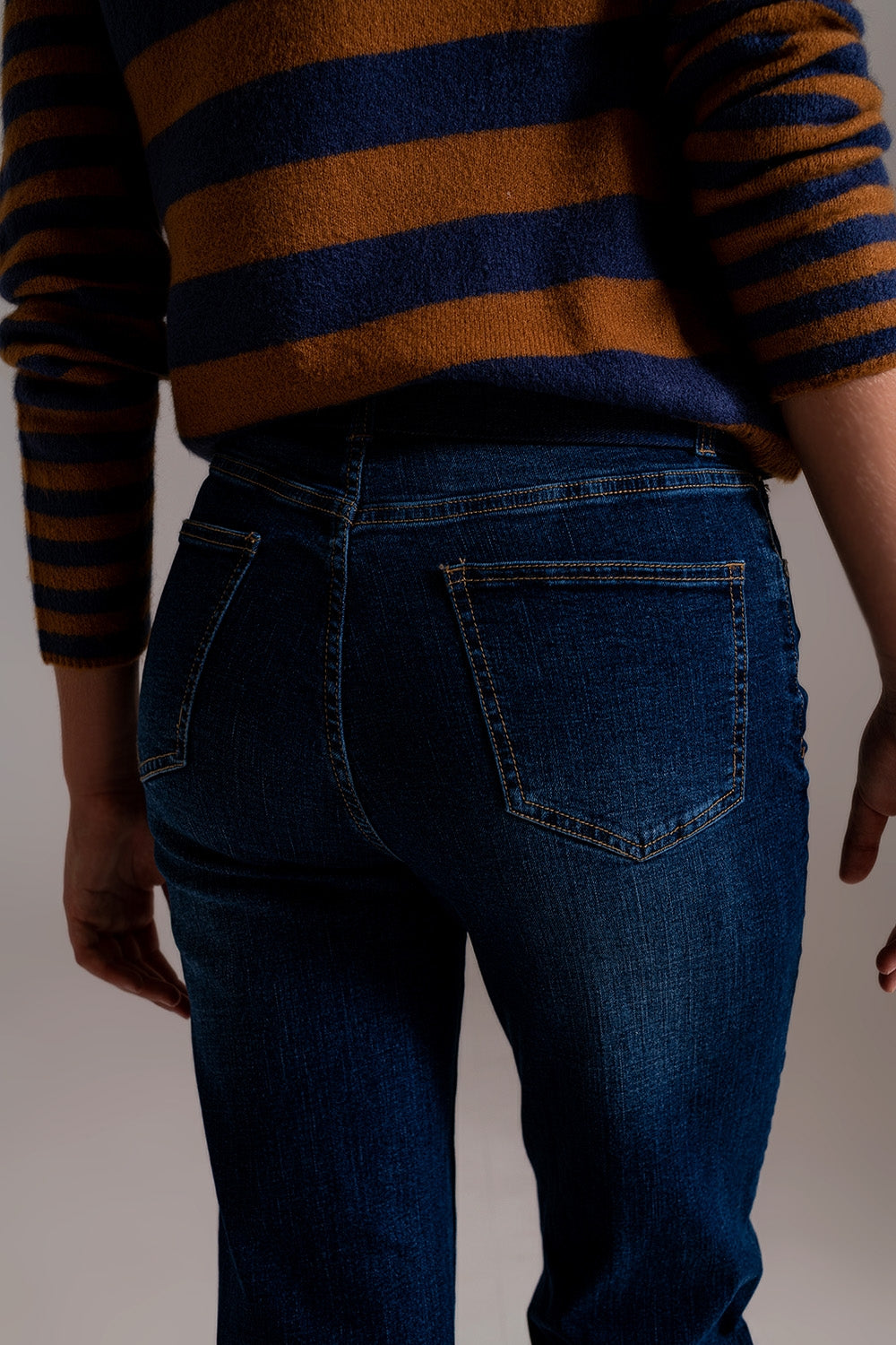 Jeans à jambes larges avec détail d'ourlet en lavage foncé